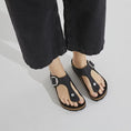 carregar imagem na visualização da galeria, GARDENIA-BIRKENSTOCK-1023337-GIZEHBIGBUCKLELEOIN-BLACKHEX-2