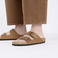 carregar imagem na visualização da galeria, GARDENIA-BIRKENSTOCK-1028272-ARIZONA-LEOI-R-COGNAC-6