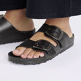 carregar imagem na visualização da galeria, GARDENIA-BIRKENSTOCK-1029641-ARIZONABIGBUCKLEEVA-BLACK-2