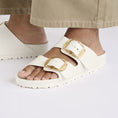 carregar imagem na visualização da galeria, GARDENIA-BIRKENSTOCK-1029651-ARIZONABIGBUCKLEEVAN-EGGSHELL-2