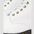 carregar imagem na visualização da galeria, GARDENIA-DR.MARTENS-27213113-1460-VEGANA-OPTICAL-WHITE-2