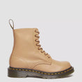 carregar imagem na visualização da galeria, GARDENIA-DR.MARTENS-30920439-1460-PASCALSAVANNAH-TAN-5
