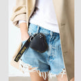 carregar imagem na visualização da galeria, GARDENIA-DR.MARTENS-41430001-LEATHERHEARTSHAPEDKEYRINGPURSE-1
