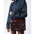 carregar imagem na visualização da galeria, 11 INCH VEGAN MESSENGER BAG / CHERRY RED