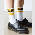 carregar imagem na visualização da galeria, GARDENIA-DR.MARTENS-AC681103-ATHLETICLOGOSOCK-WHITE_YELLOW-1
