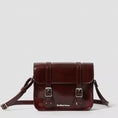 carregar imagem na visualização da galeria, DR.MARTENS-AB093601-7INCVEGANCROSSBODYBAG-CHERRYRED
