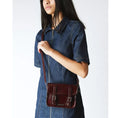 carregar imagem na visualização da galeria, DR.MARTENS-AB093601-7INCVEGANCROSSBODYBAG-CHERRYRED-2
