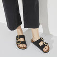 carregar imagem na visualização da galeria, GARDENIA-BIRKENSTOCK-1023290-ARIZONABIGBUCKELLENB-BLACK-2
