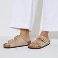 carregar imagem na visualização da galeria, GARDENIA-BIRKENSTOCK-1024064-ARIZONABIGBUCKLELENBN-SANDCASTLE-2
