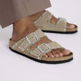 carregar imagem na visualização da galeria, GARDENIA-BIRKENSTOCK-1029390-ARIZONA-RIVET-LEVE-N-TAUPE-3

