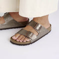 carregar imagem na visualização da galeria, GARDENIA-BIRKENSTOCK-1029439-ARIZONABFN-GRACEFULTAUPE-6
