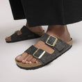 carregar imagem na visualização da galeria, GARDENIA-BIRKENSTOCK-1030286-ARIZONALEVE-R-SHIMMERINGBLACK-4
