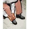 carregar imagem na visualização da galeria, GARDENIA-DR.-MARTENS-31679195-RAMSEY-BLACKZEBRA-1
