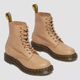 carregar imagem na visualização da galeria, GARDENIA-DR.MARTENS-30920439-1460PASCALSAVANNAH-TAN-3
