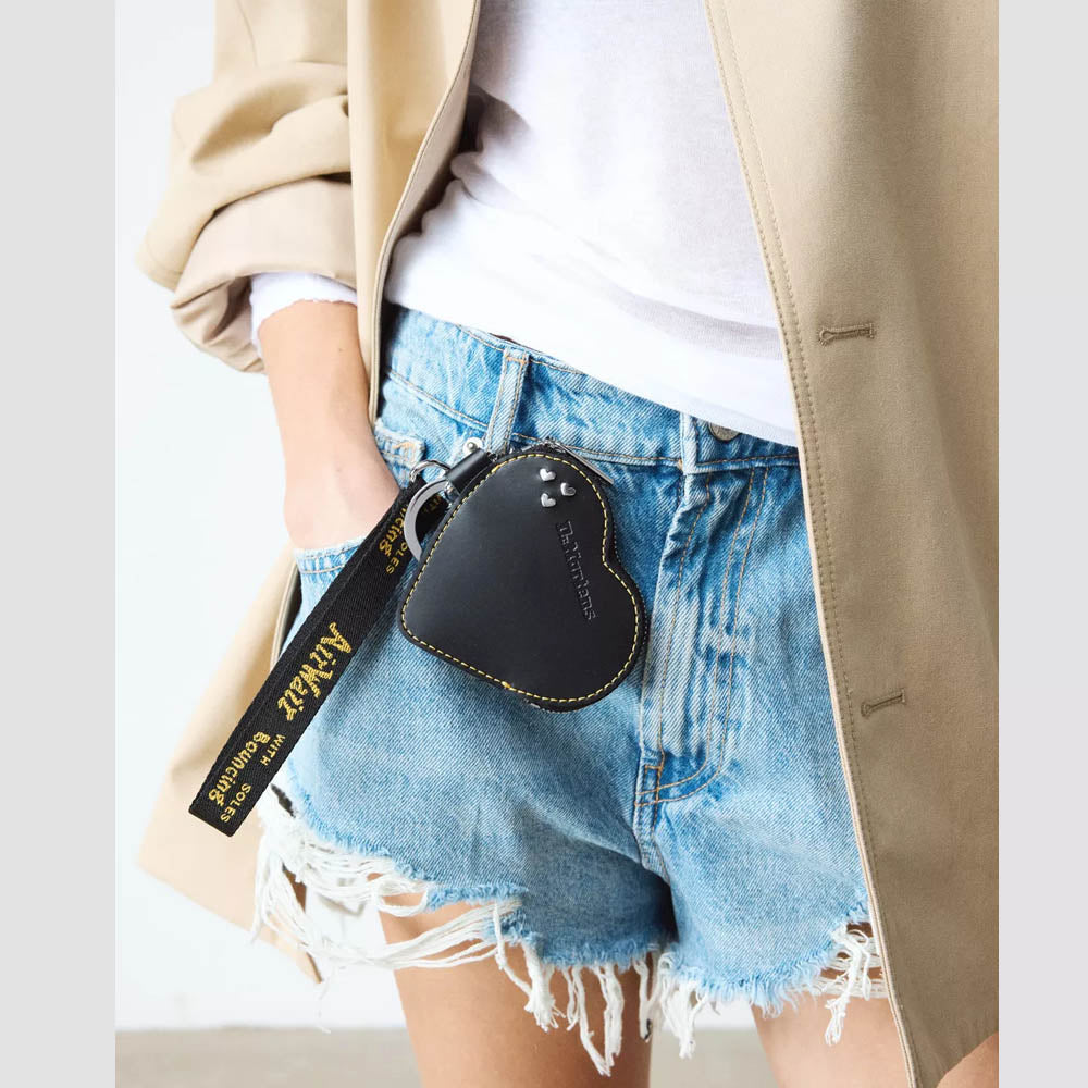 GARDENIA-DR.MARTENS-41430001-LEATHERHEARTSHAPEDKEYRINGPURSE-1