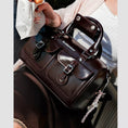 carregar imagem na visualização da galeria, GARDENIA-DR.MARTENS-43013600-TOPHANDLERUBOFFVEGANLEATHERBAG-CHERRYRED-3
