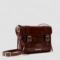 carregar imagem na visualização da galeria, 11 INCH VEGAN MESSENGER BAG / CHERRY RED
