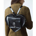 carregar imagem na visualização da galeria, GARDENIA-DR.MARTENS-AC807033-HEARTSLEATHERHEARTBACKPACKBLACK_KIEV_PATENT-1

