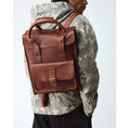 carregar imagem na visualização da galeria, GARDENIA-DR.MARTENS-AC989253-BACKPACKCASHEWAMBASSADOR-1
