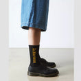carregar imagem na visualização da galeria, GARDENIA-DR.MARTENS-AD075001-VERTICALLOGOSOCK-BLACK-1

