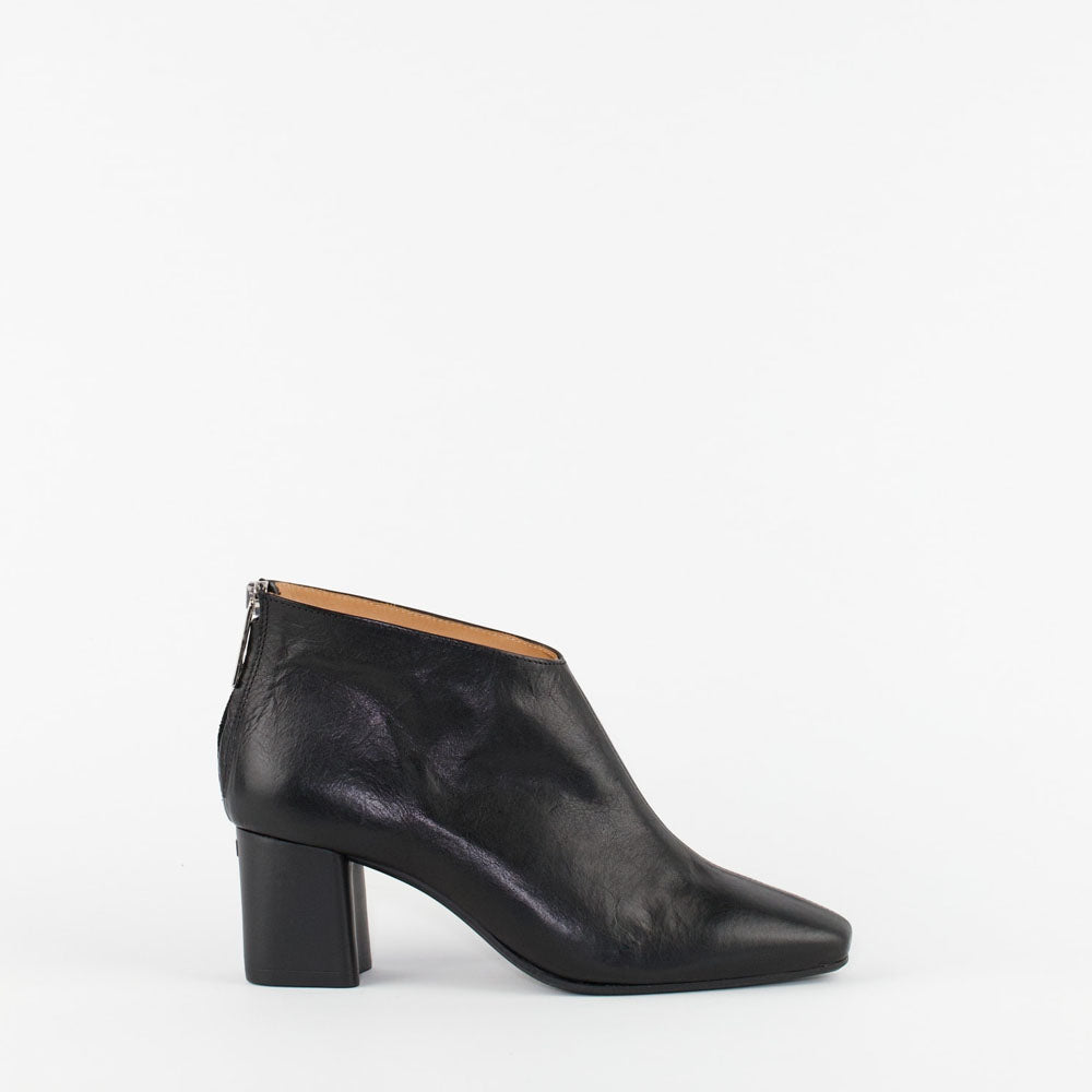 LETTER / RM BLACK