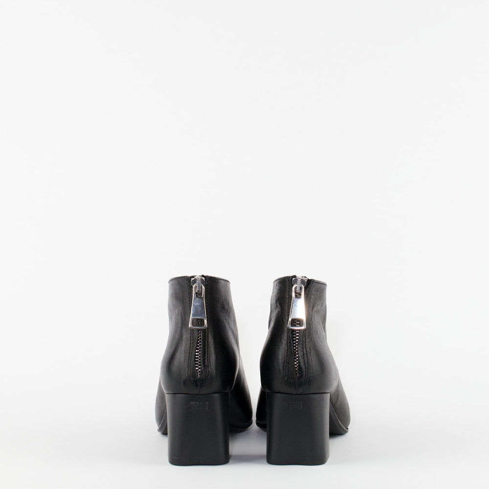 LETTER / RM BLACK
