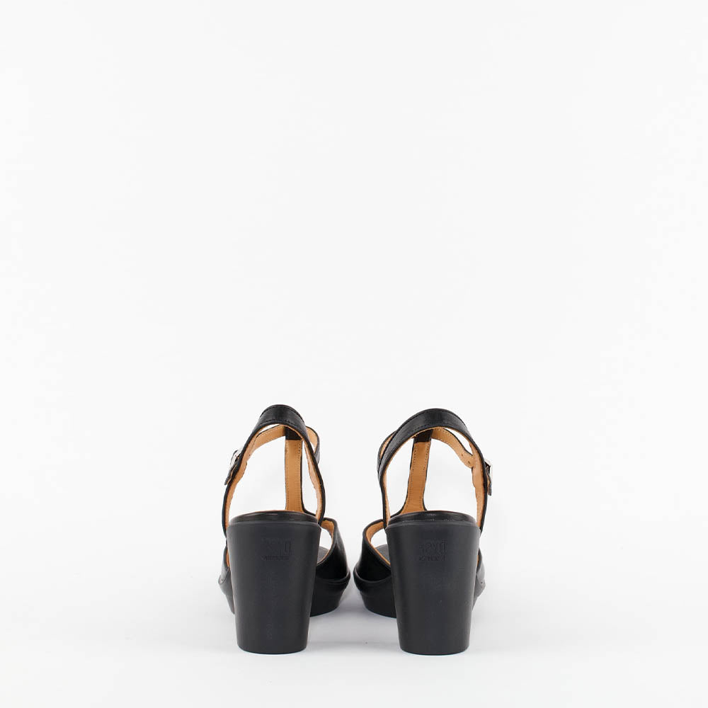 MARINKAA / BLACK+BLACK